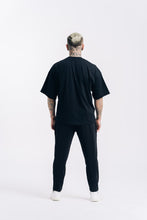 Lade das Bild in den Galerie-Viewer, Chicago Deep Black Oversized Tee